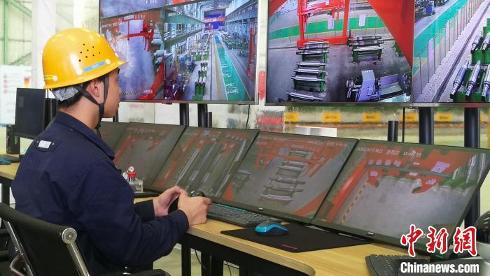 技術人員利用5G遠程操控系統操控裝載機 翟李強 攝